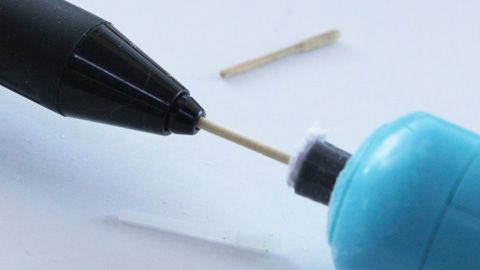 専用ペンの先端にはまるくらいの太さで